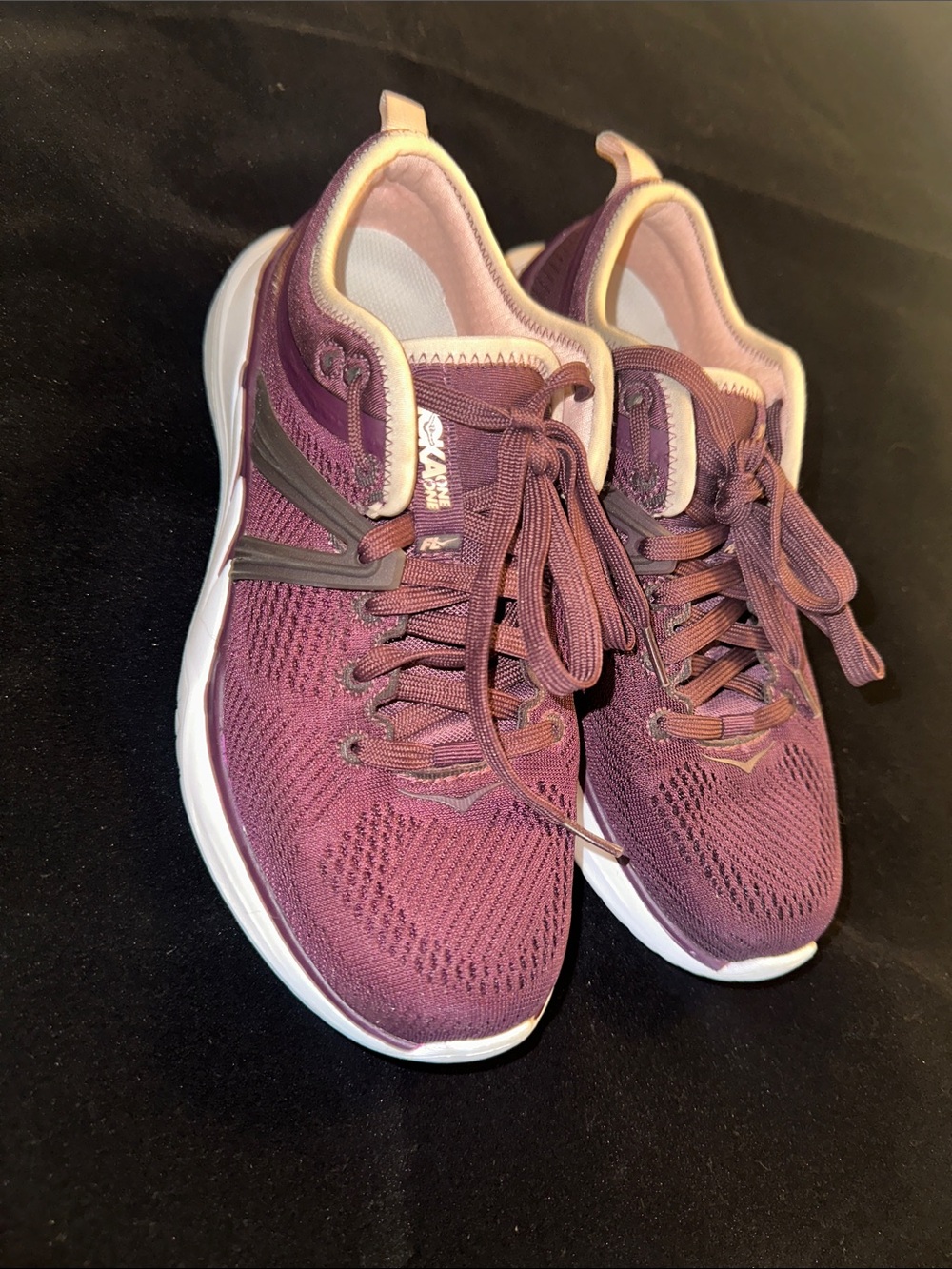 HOKA ONE ONE TIVRA RUNNING SHOES Burgundy Wine Sz 6 EUC